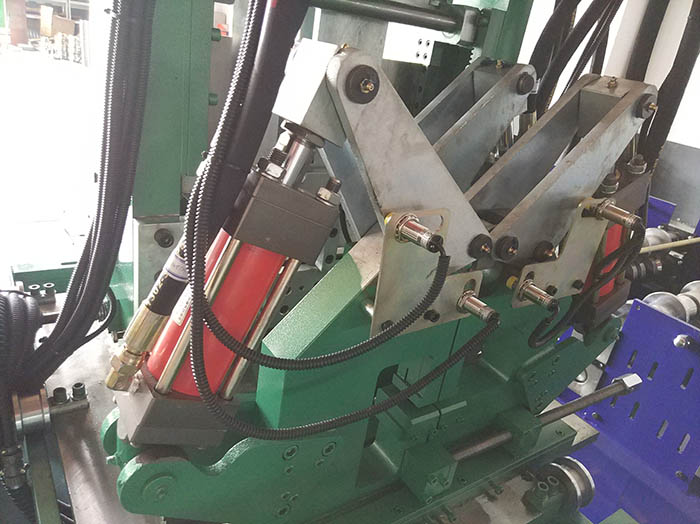  全自動(dòng)C/Z型鋼一體機(jī)又叫C/Z互換壓型機(jī),C、Z互換檁條機(jī)，是將C型機(jī)和Z型機(jī)合二為一的壓瓦機(jī)設(shè)備，為用戶提供的可通過(guò)PLC電腦控制在短時(shí)間內(nèi)實(shí)現(xiàn)C/Z兩種型號(hào)各種規(guī)格檁條互換生產(chǎn)的高自動(dòng)化檁條成型設(shè)備。正創(chuàng)品牌全自動(dòng)C、Z互換檁條機(jī)生產(chǎn)過(guò)程完全自動(dòng)控制，換規(guī)格時(shí)無(wú)須更換成型輥，徹底改變了使用C、Z兩種不同設(shè)備分別加工C、Z型兩種不同檁條的歷史，為用戶節(jié)省了大量的投資成本與場(chǎng)地空間。    C/Z互換檁條機(jī)產(chǎn)品亮點(diǎn)： 1、生產(chǎn)的C型檁條平直度好，具有良好的抗壓抗彎能力； 2、生產(chǎn)的Z型檁條可反向搭接安裝，連接點(diǎn)安裝強(qiáng)度加大； 3、全自動(dòng)電控系統(tǒng)設(shè)有報(bào)錯(cuò)裝置，確保生產(chǎn)線的安全穩(wěn)定； 4、驅(qū)動(dòng)采用減速電機(jī)加變頻控制，速度控制，定長(zhǎng)、定位準(zhǔn)確可靠； 5、可以輥壓CZ兩種不同型材，節(jié)約了用戶的購(gòu)買成本和場(chǎng)地空間； 6、無(wú)須更換成型輥便可實(shí)現(xiàn)兩種型號(hào)型材的轉(zhuǎn)換，速度快、效率高。  正創(chuàng)C、Z互換檁條機(jī)由導(dǎo)向、矯平裝置、2臺(tái)液壓沖孔裝置、液壓切斷裝置、電控系統(tǒng)、液壓系統(tǒng)等組成。該設(shè)備通過(guò)三個(gè)減速機(jī)，經(jīng)鏈輪齒輪固定轉(zhuǎn)動(dòng)固定軸，實(shí)現(xiàn)不同型號(hào)檁條的互換，可通過(guò)手工旋轉(zhuǎn)固定旋轉(zhuǎn)板來(lái)實(shí)現(xiàn)C/Z互換，檁條輸入的長(zhǎng)度、縱向孔距、數(shù)量等參數(shù)，設(shè)備即可進(jìn)行自動(dòng)沖孔、切斷、成型。全自動(dòng)C/Z型檁條機(jī)具有運(yùn)行穩(wěn)定可靠，沖壓孔精密度高，產(chǎn)量高，為廣大用戶帶來(lái)使用的便捷。  選型建議： 正創(chuàng)全自動(dòng)C/Z型鋼一體機(jī)整機(jī)外形美觀、生產(chǎn)效率高，生產(chǎn)速度達(dá)到20m/min，其他常規(guī)參數(shù)有：成型輥道數(shù)為12道、機(jī)組*大切斷寬度300mm、*大剪切厚度3mm，如有特殊需求，建議您隨時(shí)撥打正創(chuàng)服務(wù)熱線：138-6180-1880，公司專業(yè)技術(shù)人員將會(huì)根據(jù)您的要求提供給您*為滿意的答復(fù)。  全自動(dòng)C Z型鋼參數(shù)：